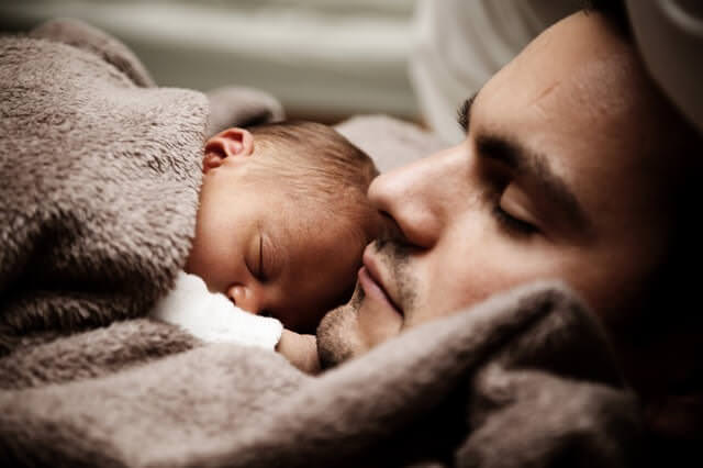 赤ちゃんが寝るときにバンザイをするのはなぜ ８つの理由と注意点 Ikurich いくリッチ 育児ママの毎日をちょっと豊かに