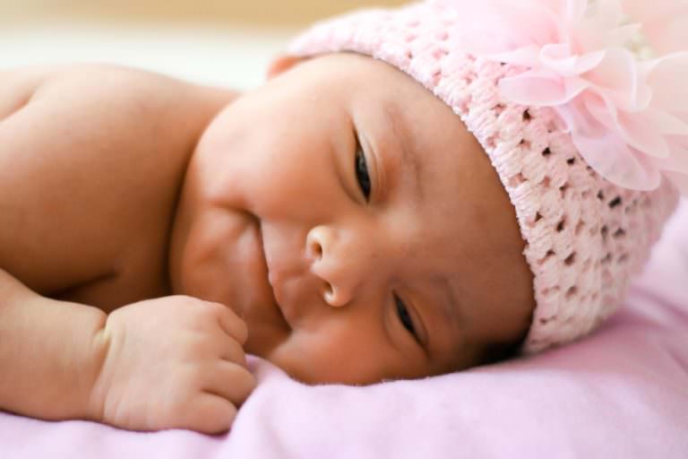 赤ちゃんが寝るときにバンザイをするのはなぜ ８つの理由と注意点