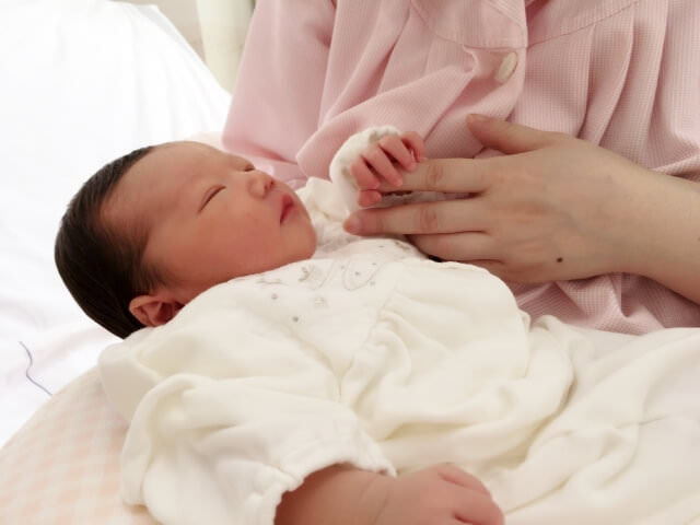 生後1ヶ月の新生児の授乳間隔や授乳量は 授乳回数は6回が目安