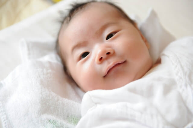 周りと違う 生後3ヶ月の赤ちゃんの授乳間隔や授乳量はどれくらい